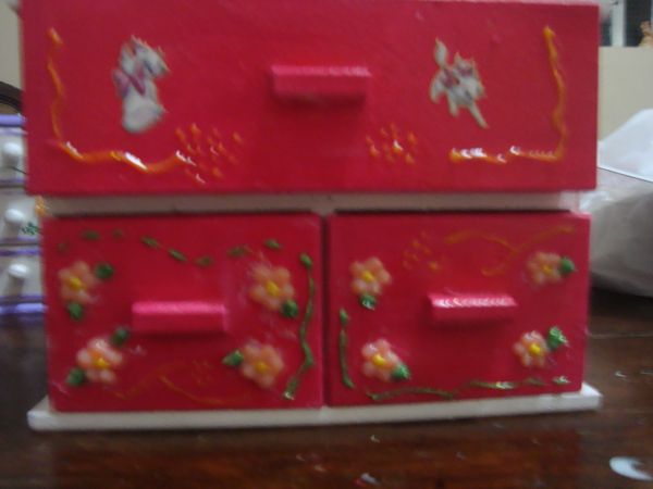 Cômoda rosa e branca